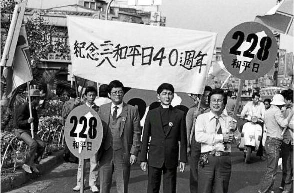 1987是台灣政治力大解崩的年代，當年2月15日，林宗正牧師與黃昭凱，陪同鄭南榕，在台南市舉辦第一場228事件平反遊行。 圖：宋隆泉提供