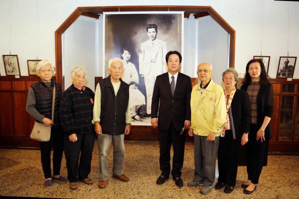228前夕，台南市長賴清在「亂世英魂-湯德章律師逝世70週年紀念活動」記者會後，與湯德章家屬合影。 圖：翻拍自台南市政府網站