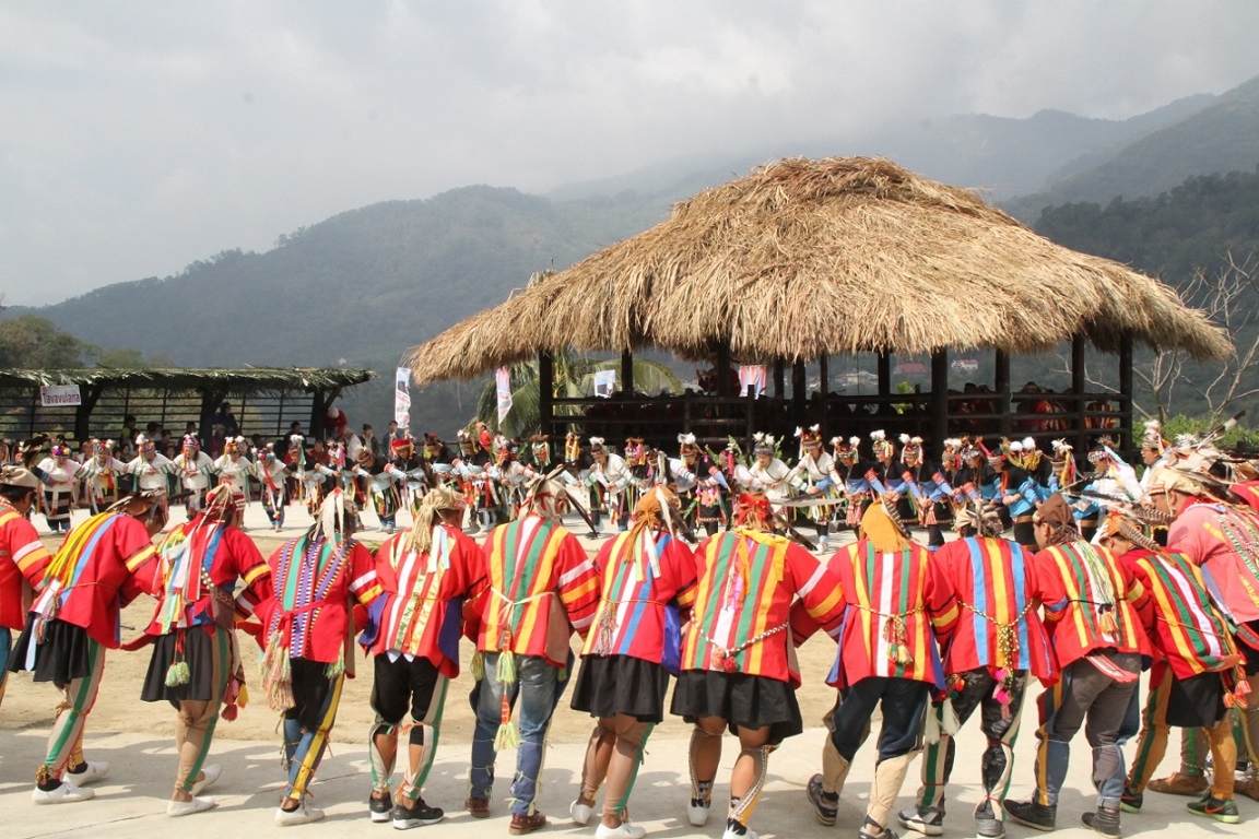拉阿魯哇族人數不到400人，是原住民中的少數民族，現今主要聚居在桃源區高中里、桃源里及那瑪夏區瑪雅里，藉由聖貝祭的儀式，表達對祖靈的敬重，祈求各族群和諧平安。  圖：高雄市府提供