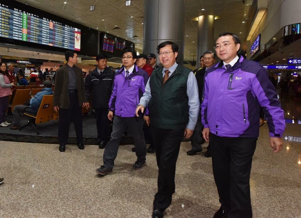 桃園市長鄭文燦在機捷公司董事長劉坤億陪同下，視察機場捷運試營運狀況，確保3月2日正式營運順利。 圖：翻攝自鄭文燦臉書