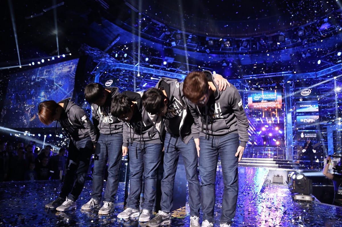 FW閃電狼今年的表現十分亮眼，以全勝的戰續拿下總決賽冠軍。能夠贏得比賽，FW 閃電狼的全體隊員都十分開心。 圖：閃電狼職業電競隊提供