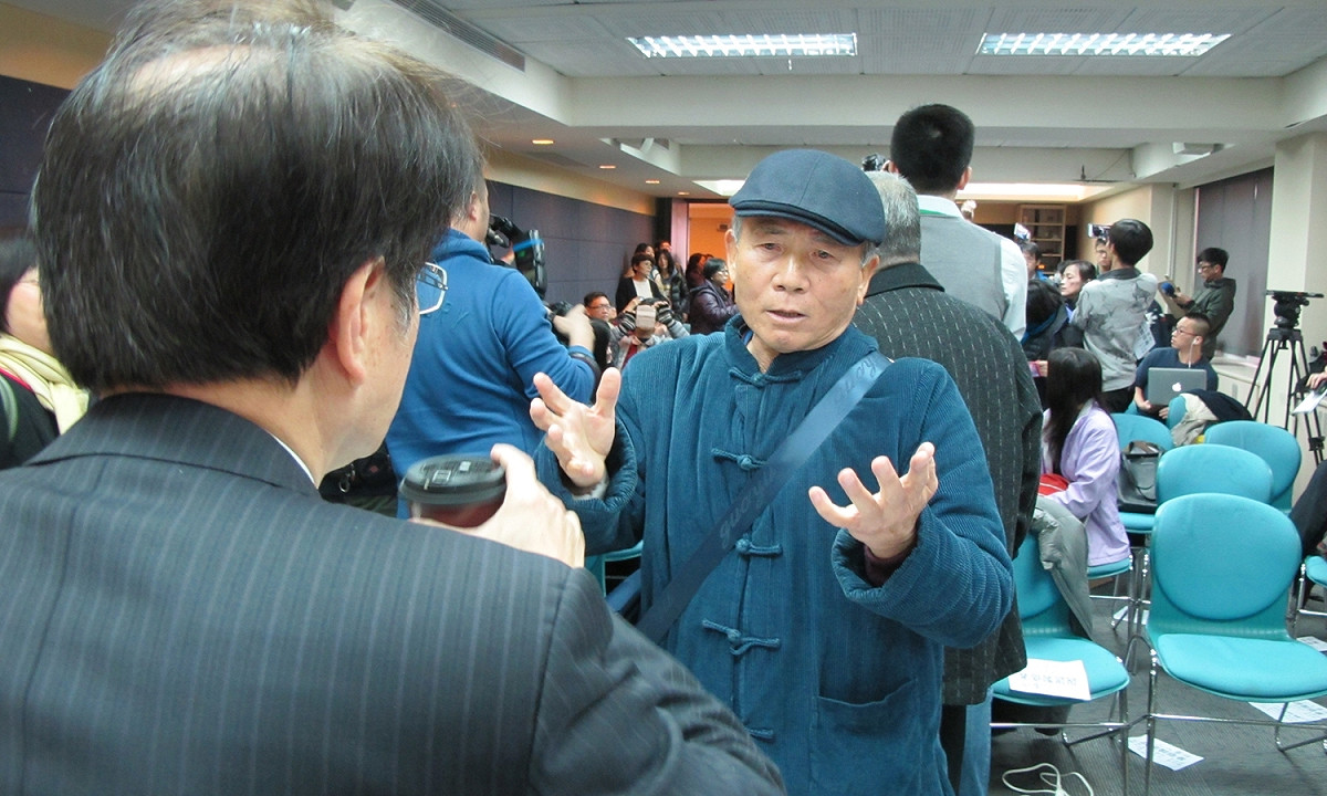 前衛出版社27日上午在台大校友會館舉辦228新書發表會，鬧場者嗆中研院近史所副研究員陳儀深忽略外省人死傷。 圖：林朝億/攝