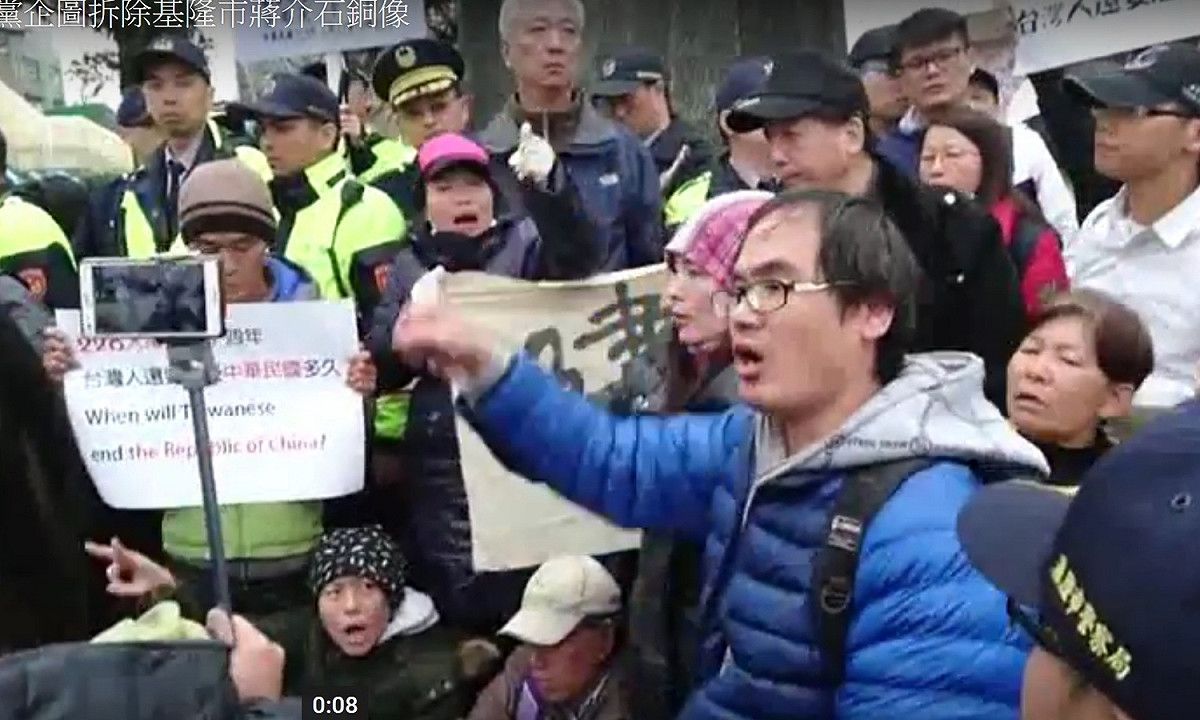 自由台灣黨主席蔡丁貴27日率領支持者前往基隆市要拆火車站前蔣介石銅像。 圖：讀者提供