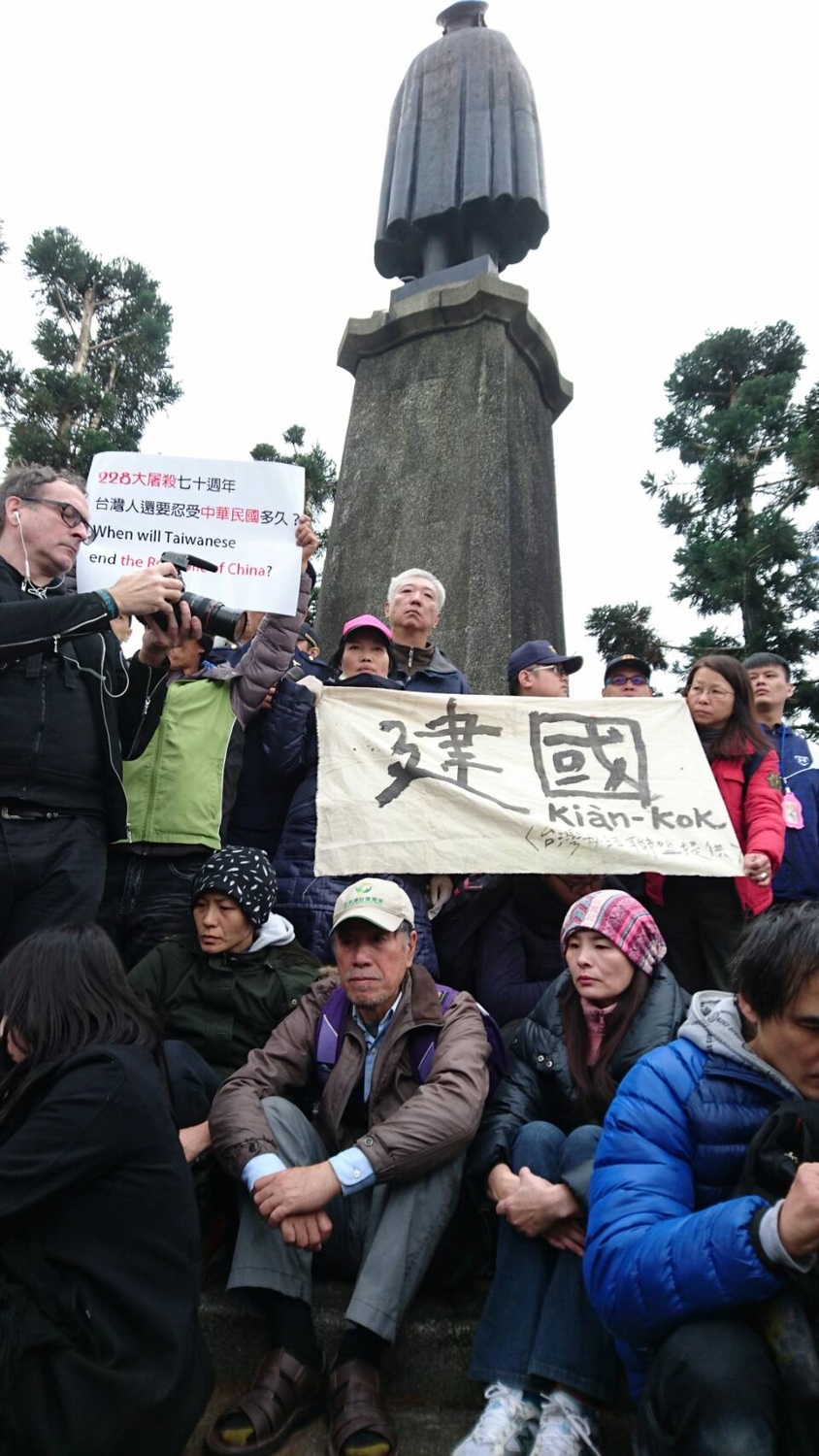 自由台灣黨主席蔡丁貴27日率領支持者前往基隆市要拆火車站前蔣介石銅像。 圖：讀者提供