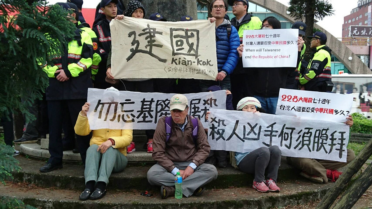 自由台灣黨主席蔡丁貴27日率領支持者前往基隆市要拆火車站前蔣介石銅像。 圖：讀者提供
