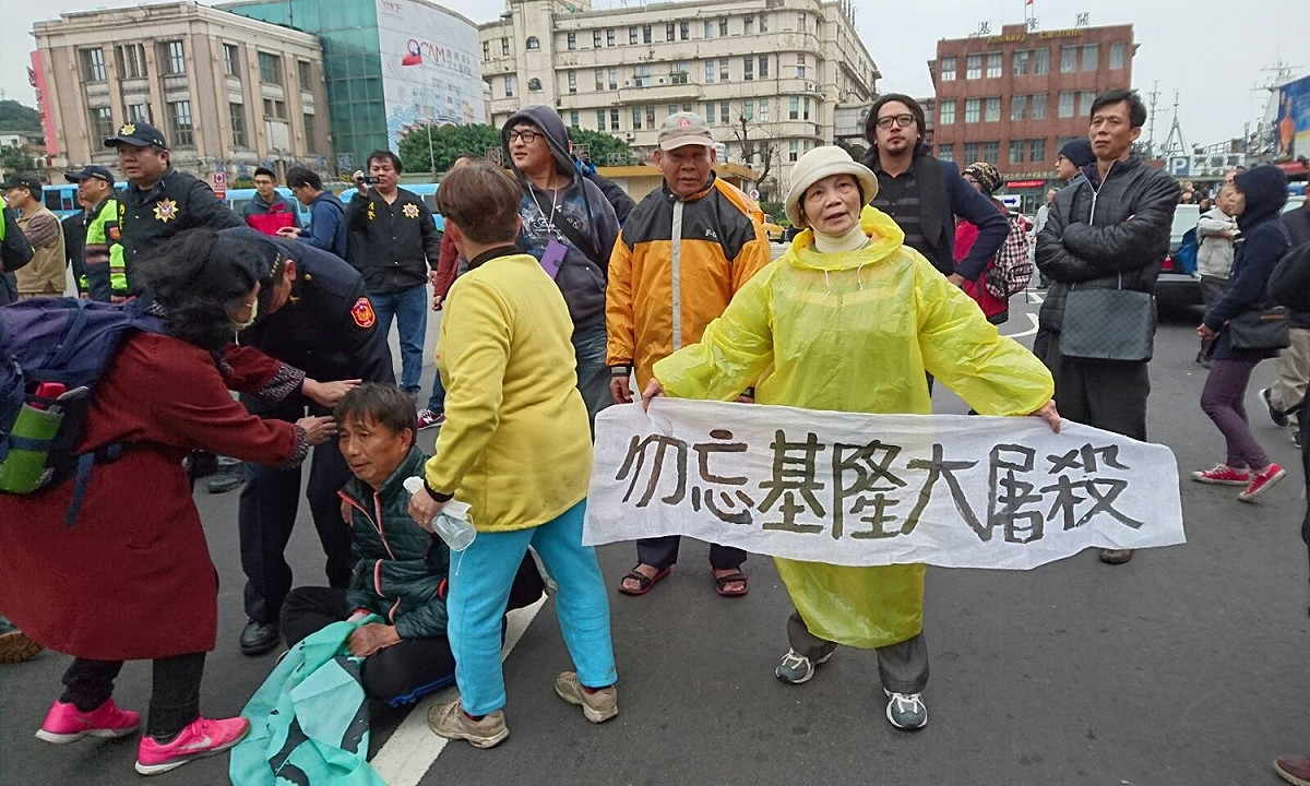 自由台灣黨主席蔡丁貴27日率領支持者前往基隆市要拆火車站前蔣介石銅像，並呼籲勿忘基隆大屠殺。 圖：讀者提供