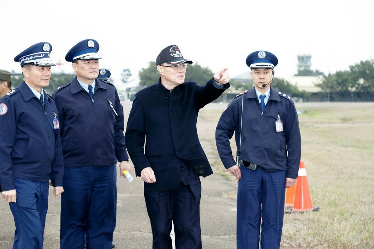國防部長馮世寬（右二）上午在空軍司令沈一鳴上將及國防部相關主管陪同下，專程視導空軍清泉崗毒品事件。 圖：軍聞社提供