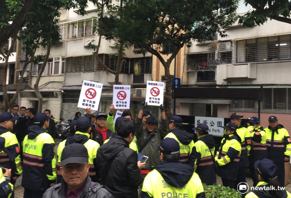 蔡英文上午出席義光教會228追思禮拜，遭到4名民眾舉牌抗議，高喊「拒絕消費228」。 圖：柯昱安/攝