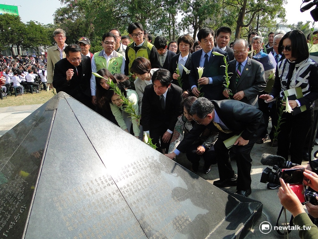 台南市各界紀念228事件在二二八紀念公園舉行，市長賴清德率領受難家屬代表及民眾在紀念碑前獻花。 圖：黃博郎/攝