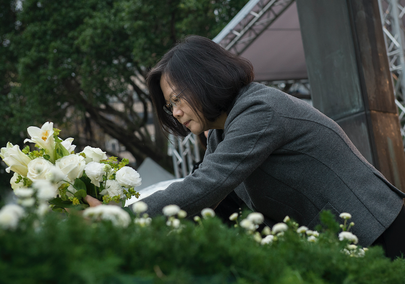 總統蔡英文出席228事件70週年中樞紀念儀式，並代表向受害者獻花致意。 圖：總統府提供