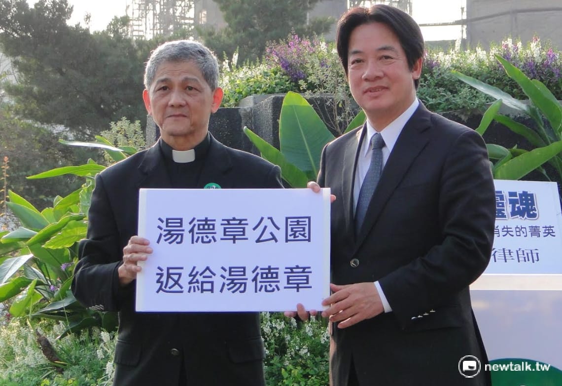 林宗正牧師（圖左）要求「把湯德章紀念公園還給湯德章」，台南市長賴清德（圖右）當場允諾。 圖：黃博郎/攝