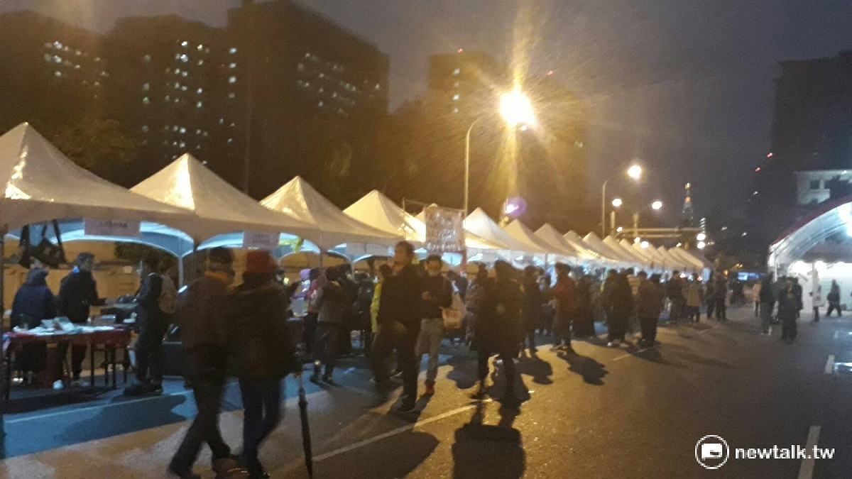 今年活動現場共有45個攤位，都是關懷台灣社會議題的團體，是歷年來規模最大的。 蔡幸秀攝