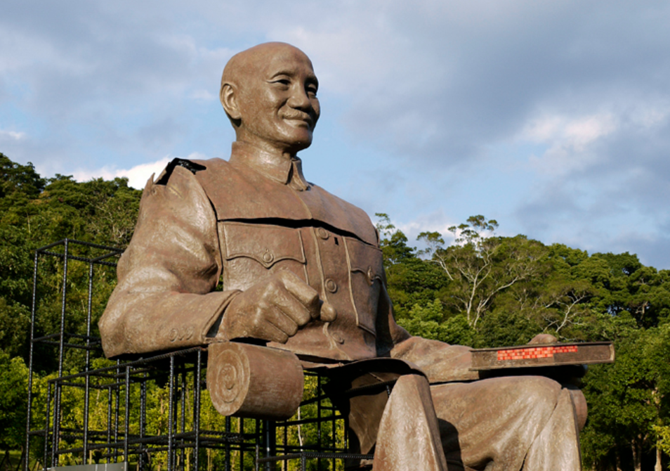 遭支解拆除後的高雄市立文化中心蔣介石銅像，經拼裝後，目前存放於大溪兩蔣文化園區內。 圖：翻攝自維基百科