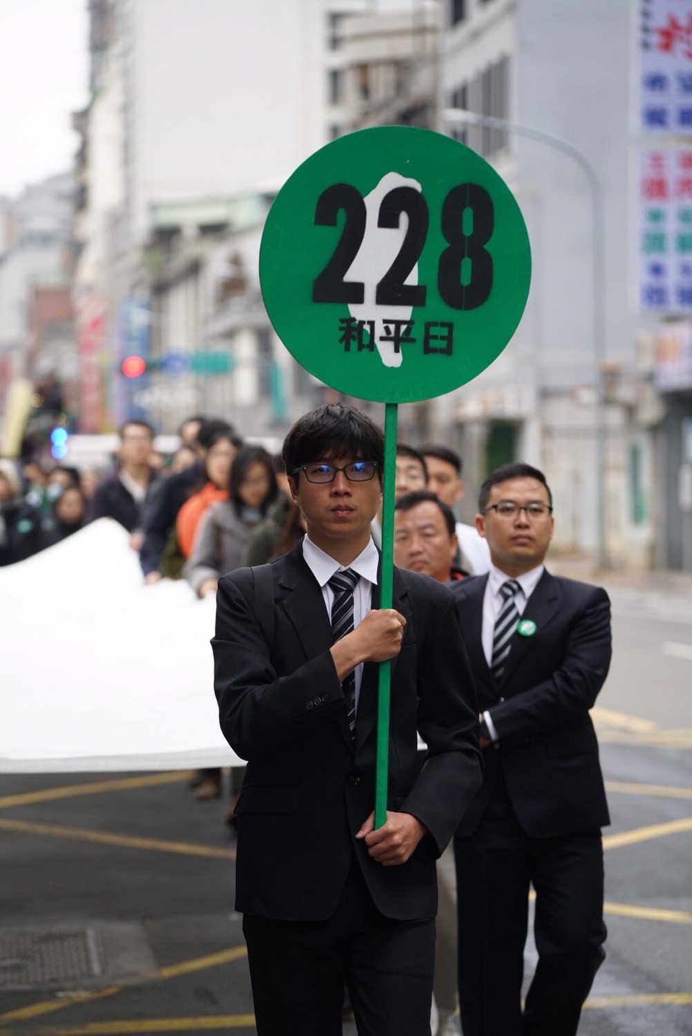 《重返228事件平反遊行》台北遊行現場：台北的路線，是以行動步行的方式，走過四個歷史場景，從「天馬茶房」行經「專賣局台北分局」、「臺北放送局」（台灣廣播電台），終點站為「長官公署」（行政院)。 圖：黃裕順提供