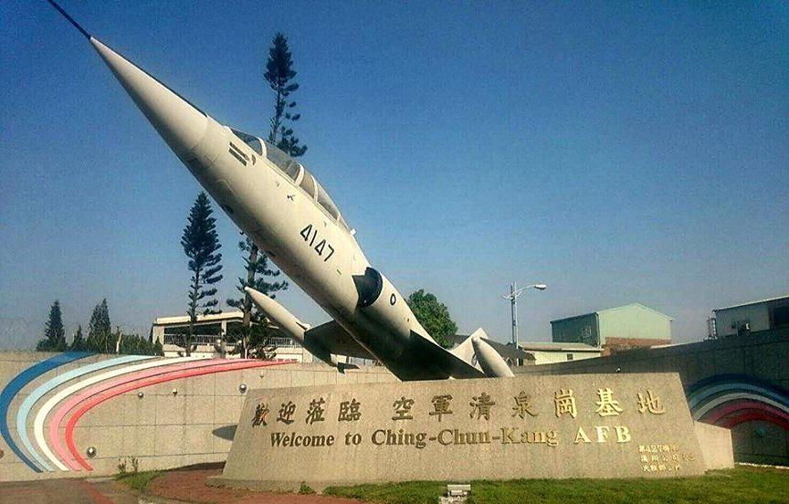 空軍清泉崗基地21日傳士官長執行飛機關車前檢查不明原因遭發動機吸入死亡意外。。 圖:翻攝自台中觀光旅遊網