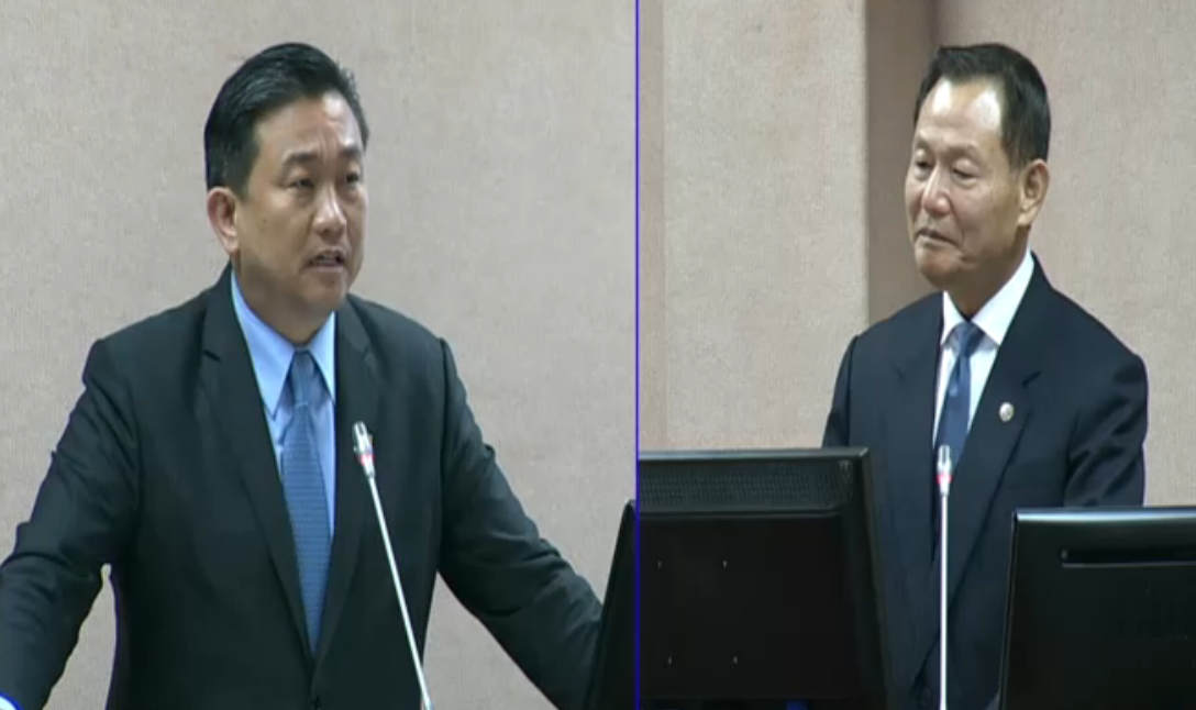 退輔會主委李翔宙（右）1日上午赴立法院外交及國防委員會備詢。 圖：翻攝自立法院ivod