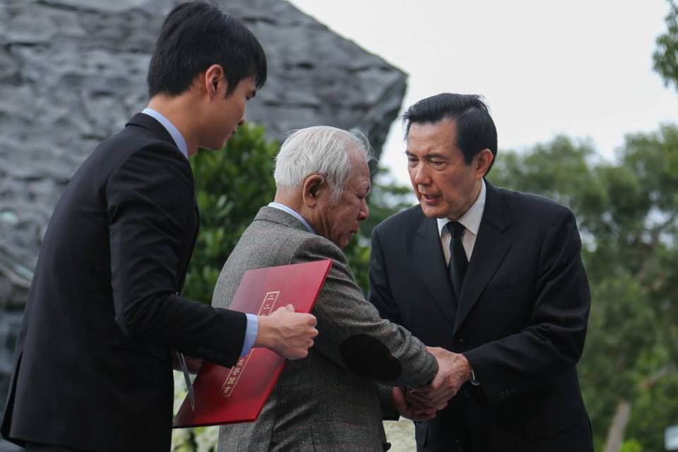 國民黨政策會執行長蔡正元1日在臉書上諷刺前總統馬英九面對228家屬哈腰鞠躬，就像是「孝子」。 圖：翻攝自馬英九臉書