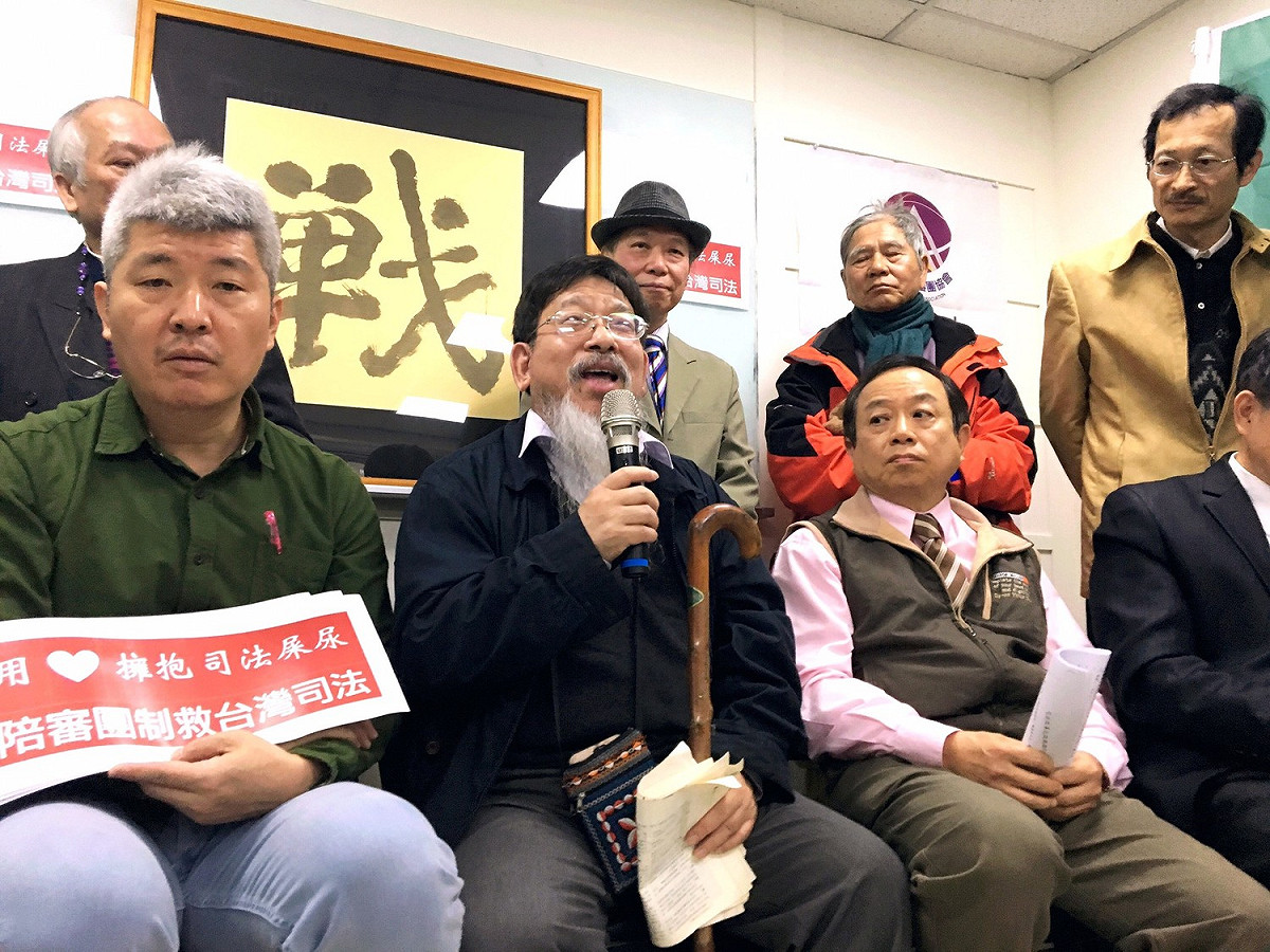 台灣陪審團協會理事長張靜律師(圖中蓄鬍子者)投書媒體，指5至10%司法官收錢辦案，引起司法界強烈反彈。 圖：台灣陪審團協會/提供。
