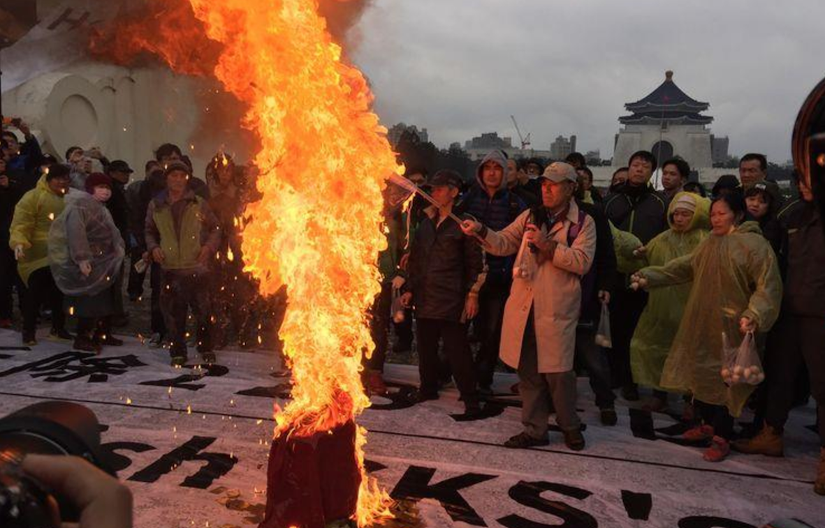 自由台灣黨主席蔡丁貴於228當天率眾於自由廣場牌樓下焚燒中華民國國旗，行政院2日表示，屬違法行為，將移送法辦。 圖：中央社資料照片