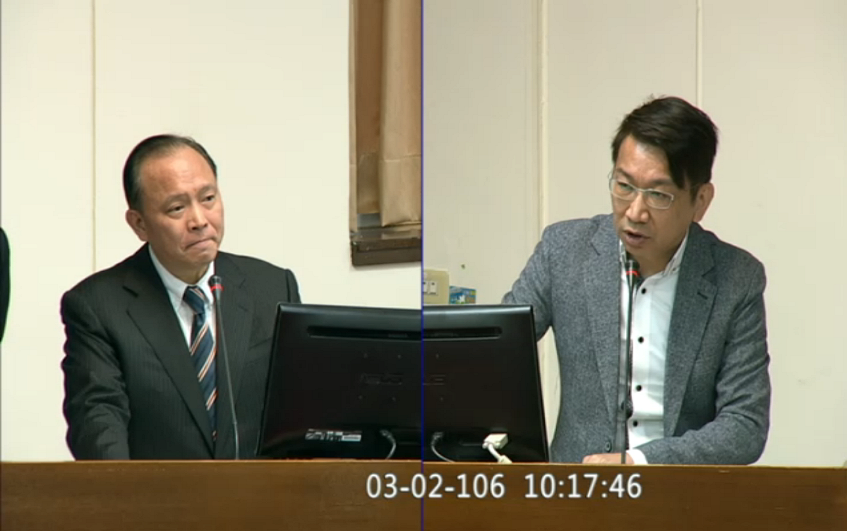 時力立委徐永明(右)2日在立法院質疑囡委會主委林聰賢(左)，「捕蜂捉蛇」業務農委會計畫委外處理，但龐大的經費財源該從哪來？ 圖：翻攝自立法院ivod
