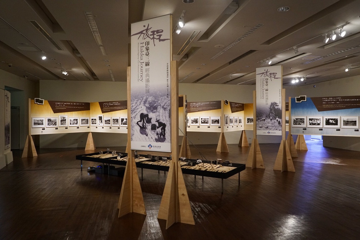 客家委員會特舉辦「旅程，印象臺三線經典攝影展」，苗栗場巡展自今(2)日起至3月30日止，於苗栗客家文化園區第五特展室展出，9位客籍攝影家鄧南光、邱德雲、謝其煚、李湞吉、葉裁、梁國龍、陳雲錦、李增昌及吳金榮等100張作品，結合客籍詩人/文學家詹冰、杜潘芳格、鍾肇政、李喬、張芳慈、劉慧真等人的文學描繪，呈現台三線上客家人文山光水色的風情。 圖：台灣水/黃裕順提供