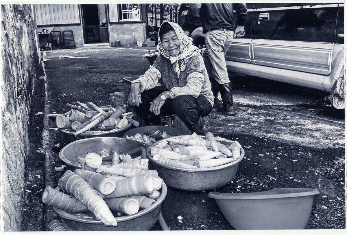 這幀照片是攝影師李湞吉的作品，當年照片中的彭金妹，正在整理山城的特產桂竹筍。 圖：台灣水/黃裕順提供