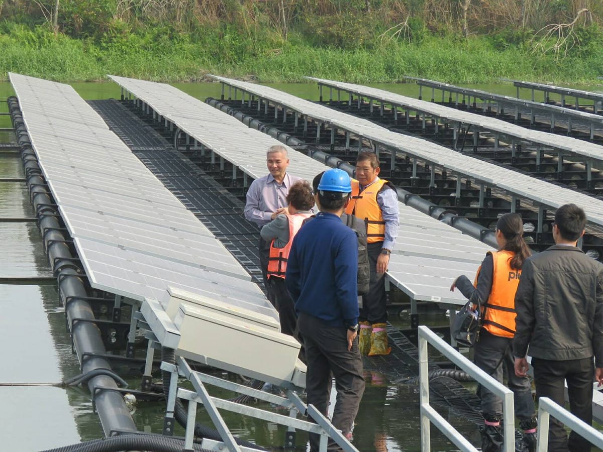 屏東縣政府在佳冬鄉設置水面型太陽能發電設備，吸引美國在台協會的關注，特別派員參訪。 圖：屏東縣政府環保局提供