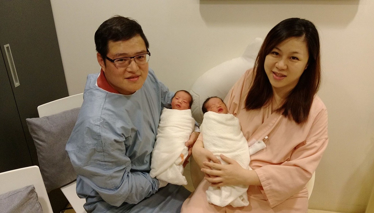 劉美芳於 2 月 24 日順利產下一對雙胞胎小公主，劉美芳與夫婿於2天後，喜樂分享一家四口的家庭照 圖:翻攝自劉美芳臉書