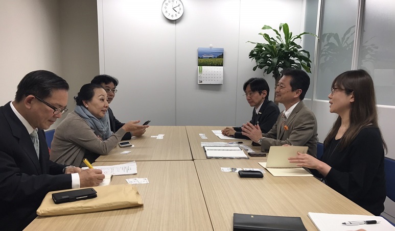 嘉義縣長張花冠與日本第一大旅行社「JTB旅行社」取締役川口本部長等人洽談旅遊合作方案，希望2018台灣燈會能吸引更多日本遊客來訪。 圖：嘉義縣政府提供