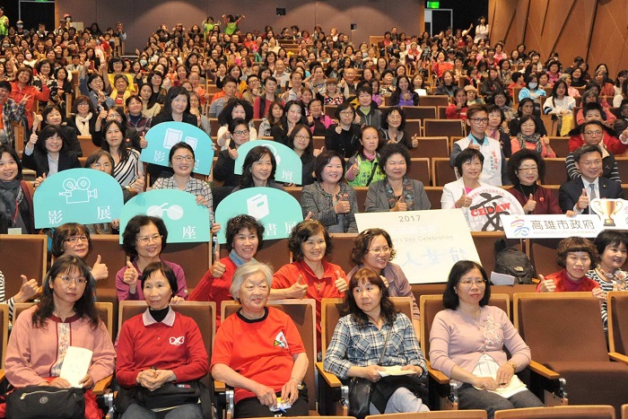 「女人‧女能」影展開展，高雄市長陳菊邀請400多位傑出女性，共同觀賞曾獲2013年杜拜影展最佳紀錄片《粉紅鬥士：桑帕特帕爾》。 圖：高雄市政府提供