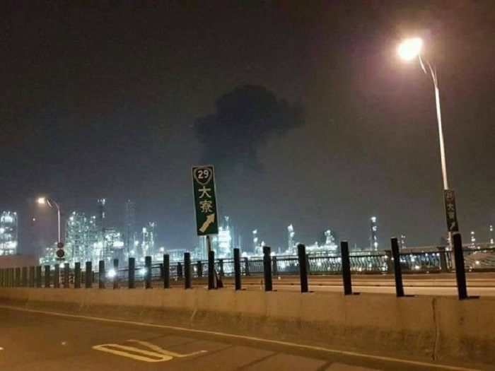 亞洲聚合公司製程故障跳車，機具發出巨響，竄出的黑煙挾帶著濃濃異味。 圖：高雄市環保局提供