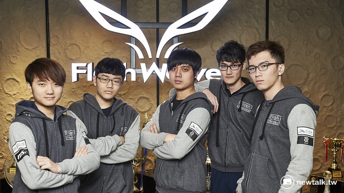 FW閃電狼於IEM奪下了冠軍獎盃，左起：輔助選手SwordArT、AD選手Betty、中路選手Maple、打野選手Karsa、上路選手MMD。但所有隊員都認為自己還有很大的進步空間！ 圖：石吉弘攝
