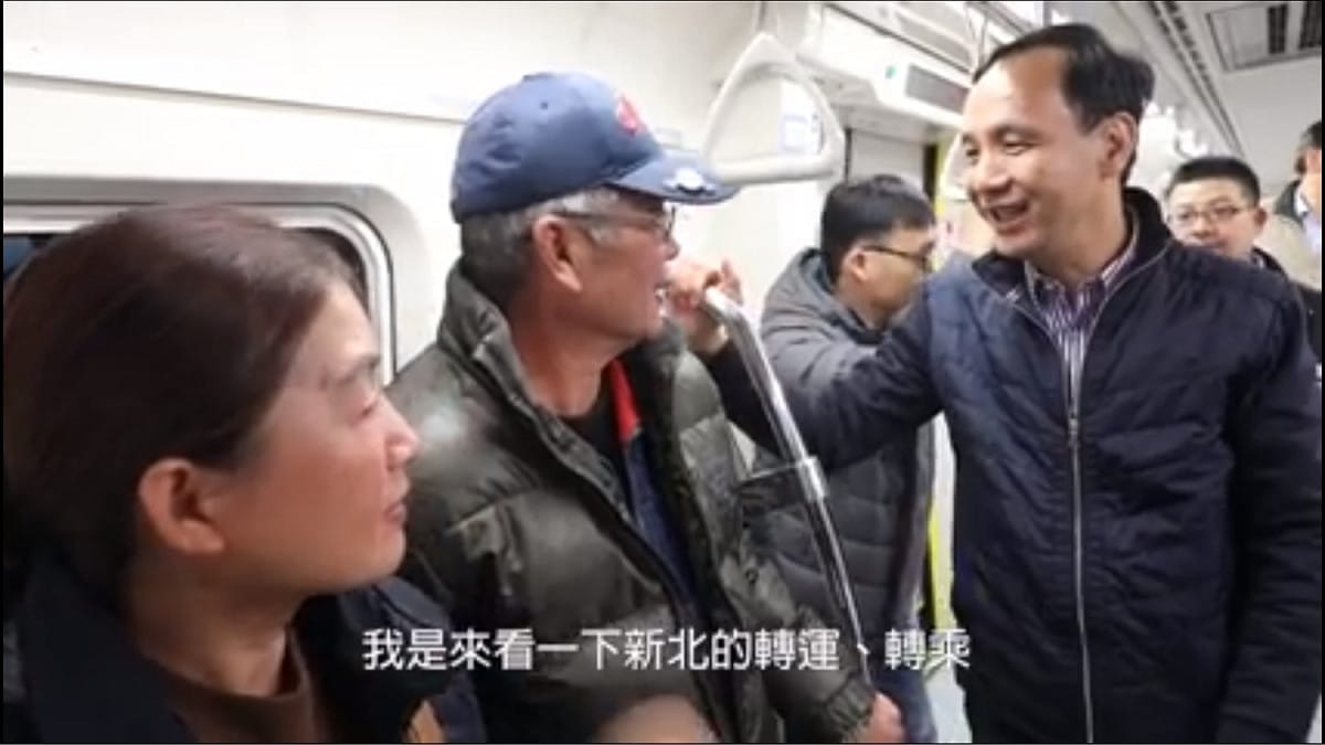 朱立倫今天晚上7點36分，在臉書貼出他親自乘桃園機場捷運的影片。這是他自從機場捷運2月2日試營運以來，第二度在臉書貼出有關機場捷運的反應。在文尾還俏皮的呼籲：桃園捷運公司、柯文哲、鄭文燦，我們一起努力！ 圖：翻攝自朱立倫臉書影片