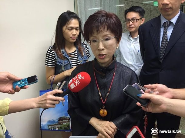 對於與共諜嫌犯周泓旭合照，國民黨主席洪秀柱11日表示，青年朋友照個像不值得渲染。 圖：新頭殼資料照片