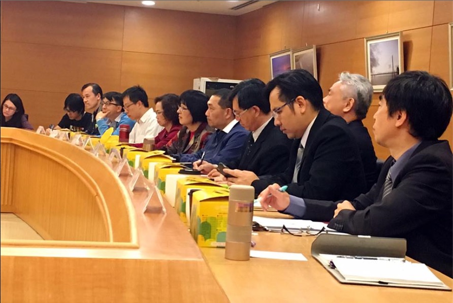 侯友宜今年2月21日在市府與法律扶助基金會、消費者文教基金會，與傷者、家屬代表，一起討論就學、就業、就醫、法律、心理關懷的問題。 圖：翻攝自侯友宜臉書