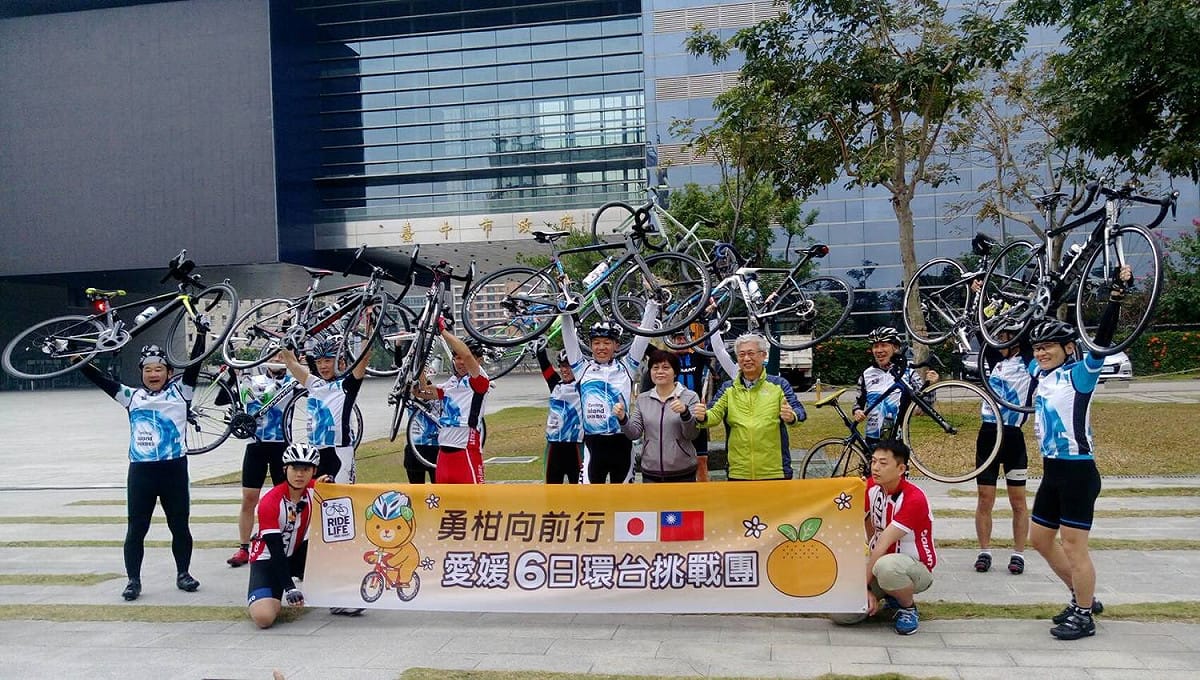 台中市政府推動自行車運動環島觀光「0K台灣 台中出發」活動，日本愛媛縣12名自行車友今(5)日清晨在台中市政府出發，進行挑戰台灣6日環島行。市府觀光旅遊局局長陳盛山與捷安特總經理鄭秋菊一早特別到場為挑戰團加油。 圖：台中市政府提供