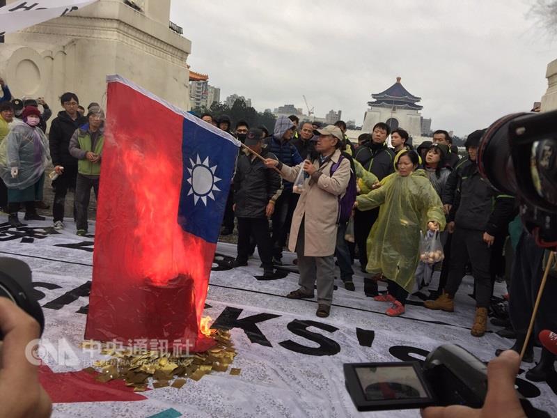 自由台灣黨主席蔡丁貴(圖)於228當日在自由廣場焚燒中華民國國旗有罪？律師黃帝穎已聲請大法官釋憲，並指出，侮辱國旗罪與《憲法》保障的言論自由相抵觸。 圖：中央社資料照片