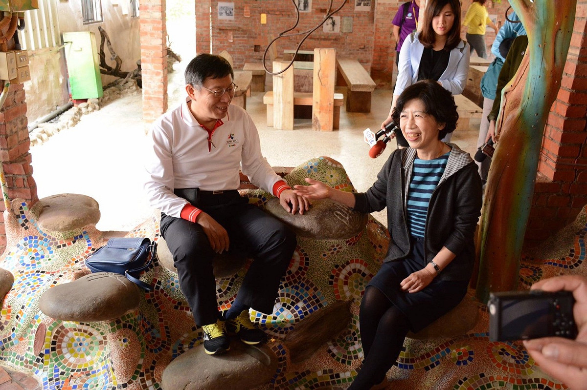 台北市長柯文哲今(5)天偕妻子陳佩琪赴台南土溝社區了解當地社區營造成果，大方曬恩愛。 圖：土溝農村美術館臉書粉絲專頁