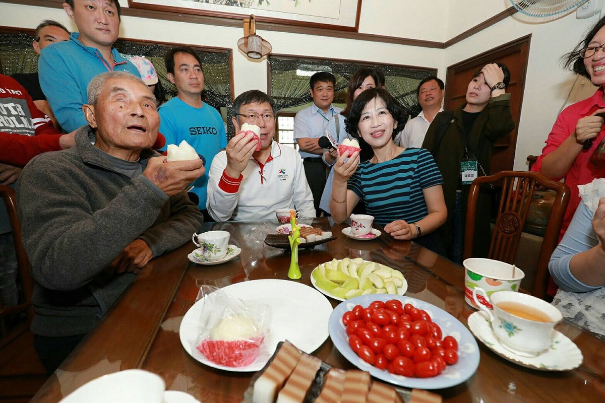 台北市長柯文哲台南此行特別到無米樂米食館拜訪崑濱伯，崑濱伯請柯品嘗用在地米食台農71號做的發糕。 圖：台北市政府提供