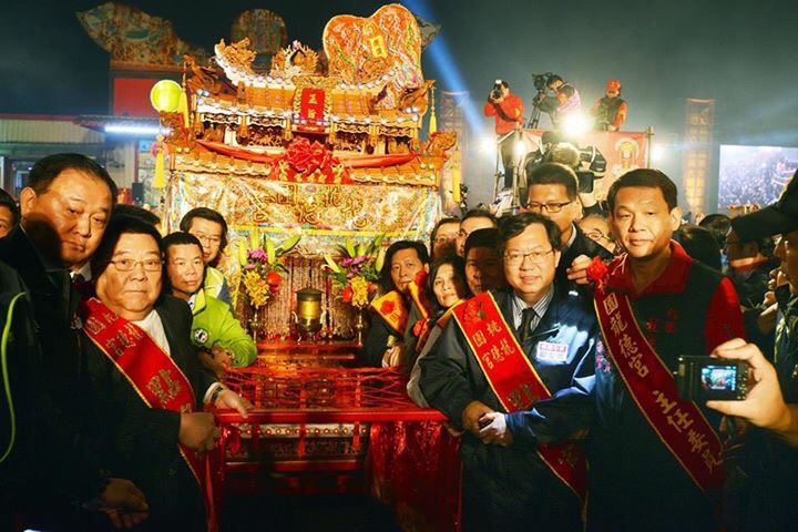 桃園龍德宮遶境活動是北台灣的宗教盛事。今年邁入第12年，8天7夜的繞境，走過6個縣市，合計448公里，信徒以步行方式，南巡到雲林麥寮拱範宮謁祖進香。出席遶境大典的桃園市長鄭文燦表示，媽祖信仰象徵對這塊土地的認同，大家因媽祖的信仰而緊密連結。 圖：翻攝自鄭文燦臉書