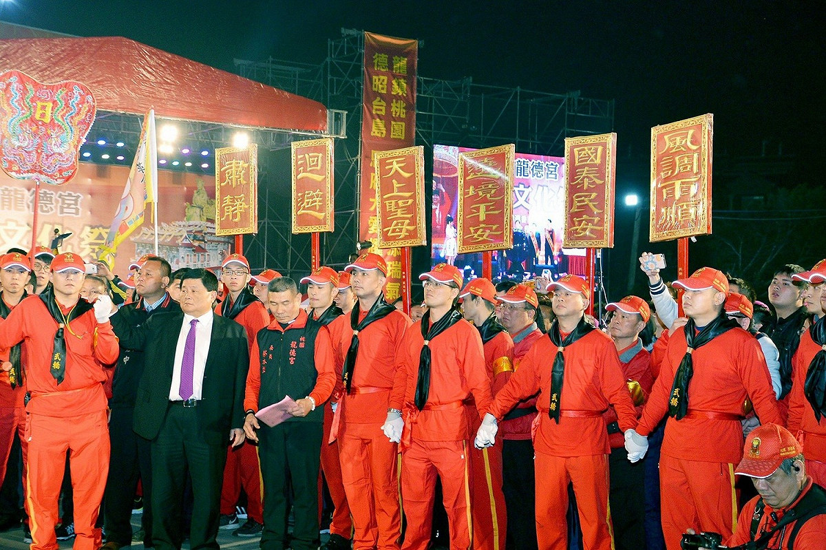 大甲鎮瀾宮董事長顏清標也出席了桃園龍德宮媽祖遶境大典。
 圖：翻攝自鄭文燦臉書