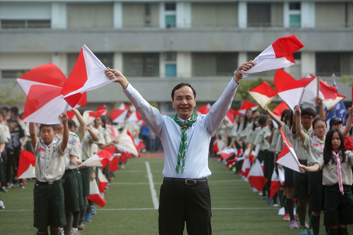 今（5）日是童軍節，向來愛和學童互動的新北市長朱立倫，化身日行一善的童子軍，大揮雙旗操。 圖：翻攝自新北市政府官方網站