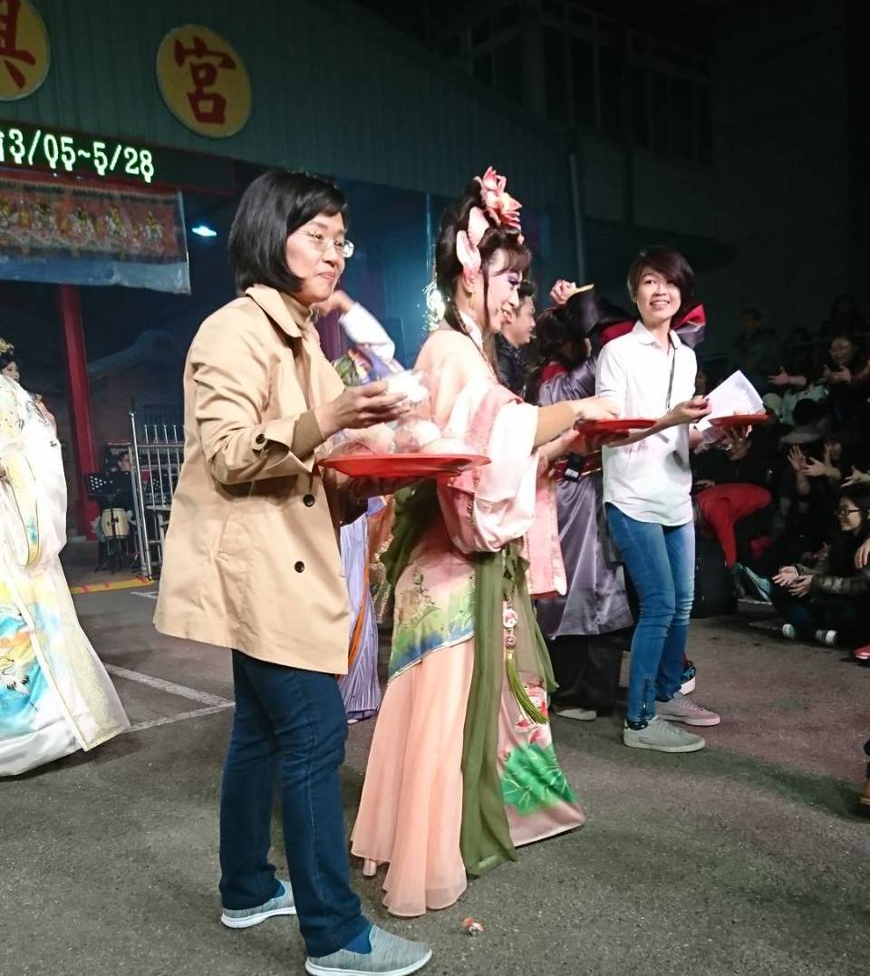 民進黨立委蘇巧慧(左)5日晚間參加「鶯歌文化季」開幕酬神大戲，暗批國民黨主政的新北市府對鶯歌照顧不力。 圖：蘇巧慧服務處提供
