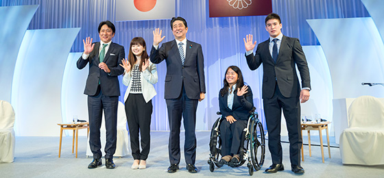 日本首相安倍晉三（中）在黨大會上造勢，還找來桌球好手福原愛（左二）等體育人士助陣。 圖：翻攝自民黨官網