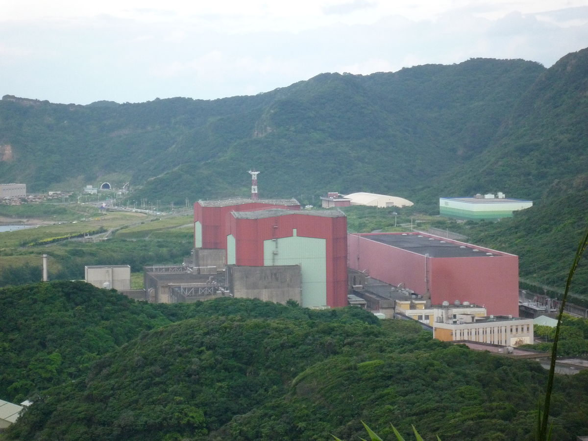 經濟部長李世光6日表示，核電除役的費用比過去預估的金額多出一倍，但以10年來看，分攤下來的數字沒有那麼可怕。圖為核2廠。 圖：翻攝自維基百科。