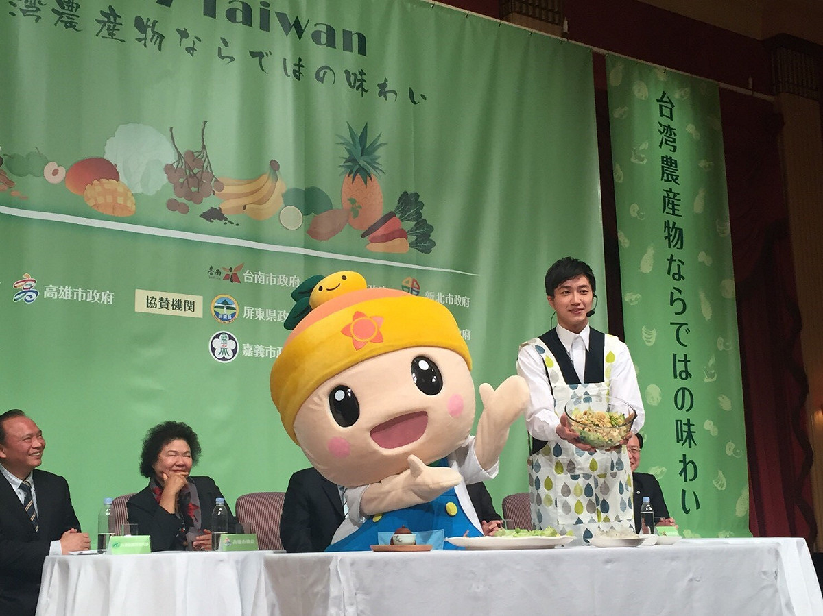 本次活動特別邀請桌球國手江宏傑先生擔任農產行銷大使，以臺灣各地特色食材入菜，手作一道「愛的臺灣味」沙拉。「愛的臺灣味」使用臺灣產結球萵苣、彩色蘿蔔、鳳梨、香蕉、地瓜，搭配上龍眼、芒果、洛神花及秋葵等蔬果乾，淋上果醋及蜂蜜調和而成的沙拉醬，簡單美味又健康。 圖 : 高雄市政府提供