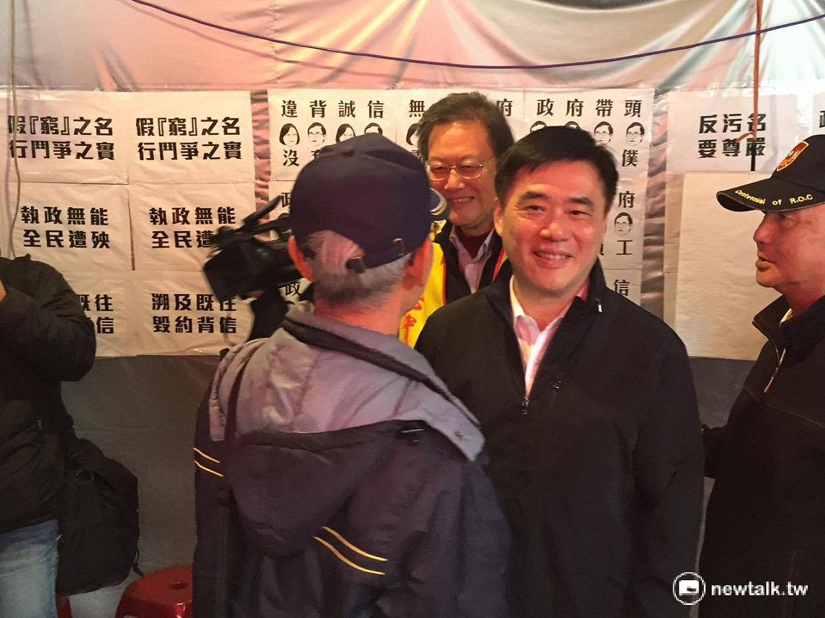 國民黨副主席、黨主席參選人郝龍斌7日再度聲援立法院外抗議的「800壯士」。
 圖：鄭佑漢/攝