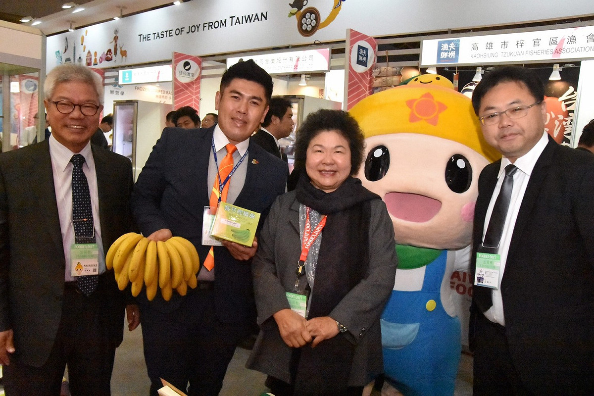 第42屆「東京國際食品・飲料展」（FOODEX JAPAN 2017）將在今(7日)天正式開幕，高雄市端出了熱帶水果搶灘。高雄市長陳菊特地親赴展場加油打氣。 圖：陳奕提