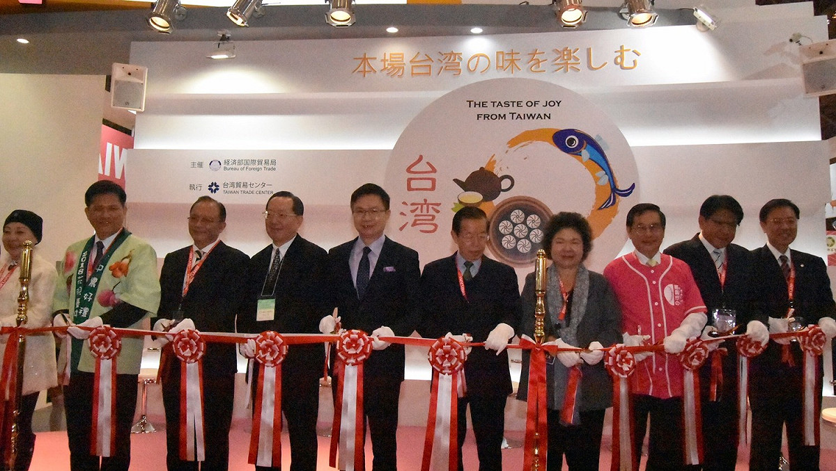 本次參展陣容堅強，由農委會主委林聰賢領軍，包括了高雄市長陳菊、新北市副市長葉惠青、台中市長林佳龍、雲林副縣長丁彥哲、嘉義縣長張花冠、嘉義市長涂醒哲、台南副市長張政源、及屏東縣長潘孟安等八大縣市首長都連袂出席。 圖：陳奕