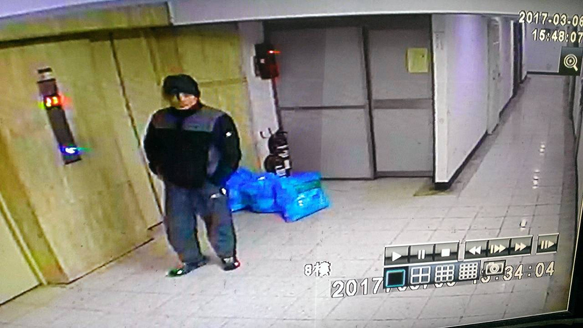 黃越宏指控劉益宏的弟弟7日對他施暴，圖為劉站在電梯門口的監視器畫面。 圖：黃越宏提供